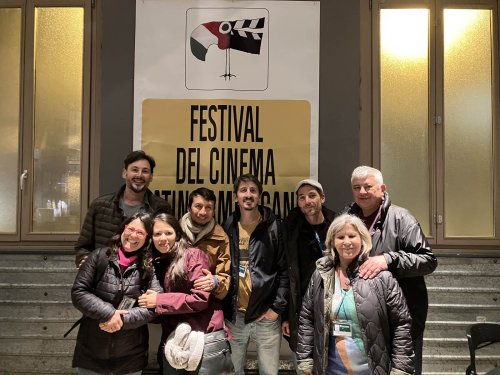 Alcuni dei 60 cineasti che hanno partecipato alla 38ma edizione del Festival: da sinistra Diego Ercolano, David Lasso con la produttrice Estefanía Luna e parte del cast del film "La memoria que habitamos"